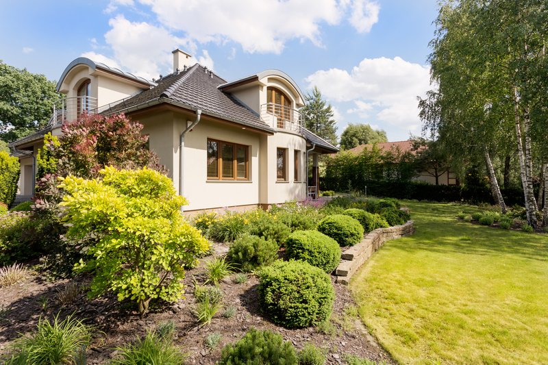 casa con jardín grande