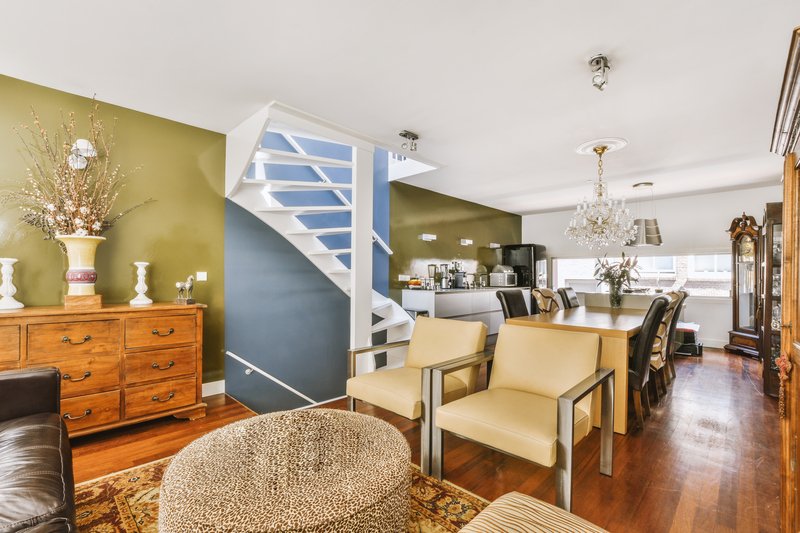 prime piso en la sala de una casa acogedora de dos pisos