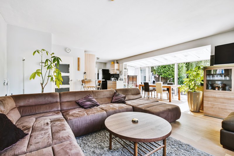 sala con luz natural y gran espacio